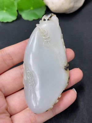 H46504186 和田玉挂件   福瓜    货品总重约75.7g    皮色成因未定