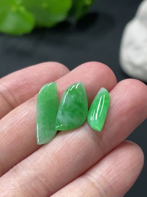F33837380 Emerald Cabochon