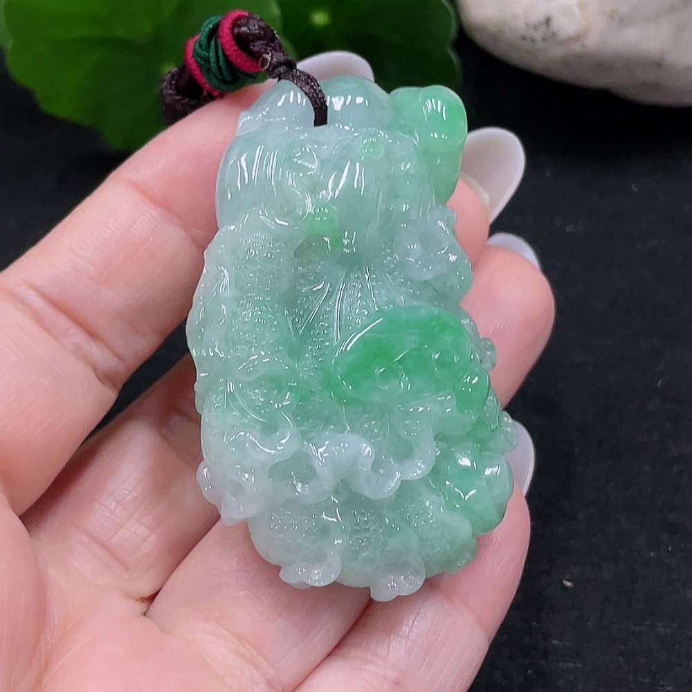 F33900300 Jadeite cabbage pendant Total weight about 48.7g (including rope weight)