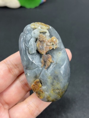 H46486834 和田玉挂件 年年有余 货品总重约66.8g 皮色成因未定 含其他矿物成分