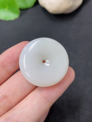 H42956551 和田玉挂件   平安扣    货品总重约13.5g