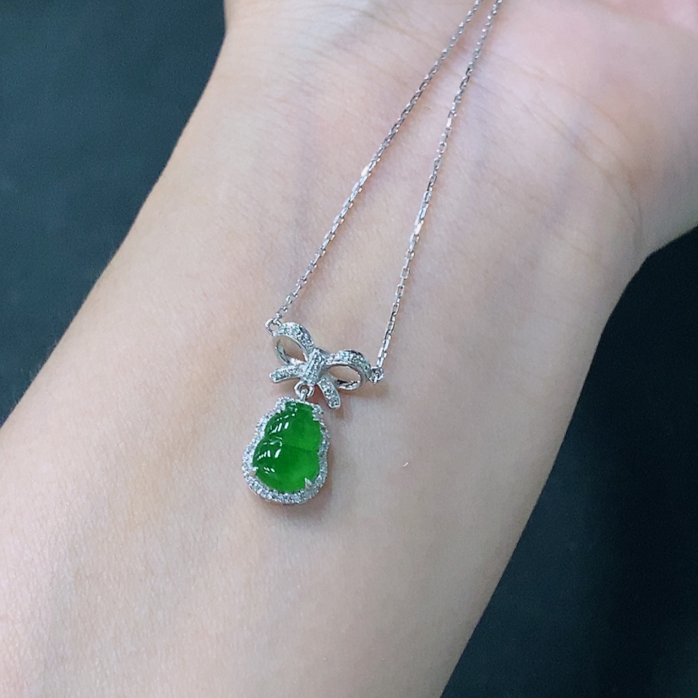 F20265638 Jadeite Gourd Pendant with 18K Gold Setting, Total Weight Approximately 2.4g