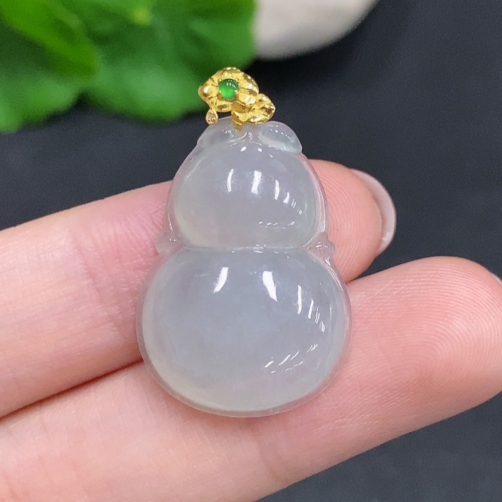 F34961550 Jadeite Gourd Pendant with 18K Gold Clasp, Total Weight Approximately 4.2g