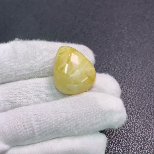 C33891441 Amber Beeswax Pendant, Total Weight Approx. 3.65g
