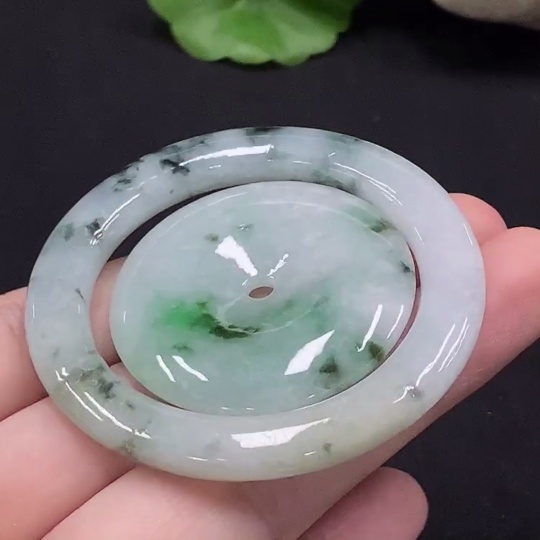 F34028663 Jadeite mother-and-child button set containing other mineral components