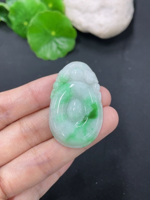 F43088873 翡翠挂件福贝 货品总约重8.25g 含其他矿物质成分