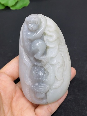 H46531055 和田玉手把件   灵猴献瑞    货品总重约215.7g    含其他矿物成份