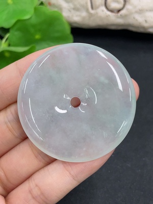 F46571335 翡翠挂件   平安扣      货品总重约27.5g