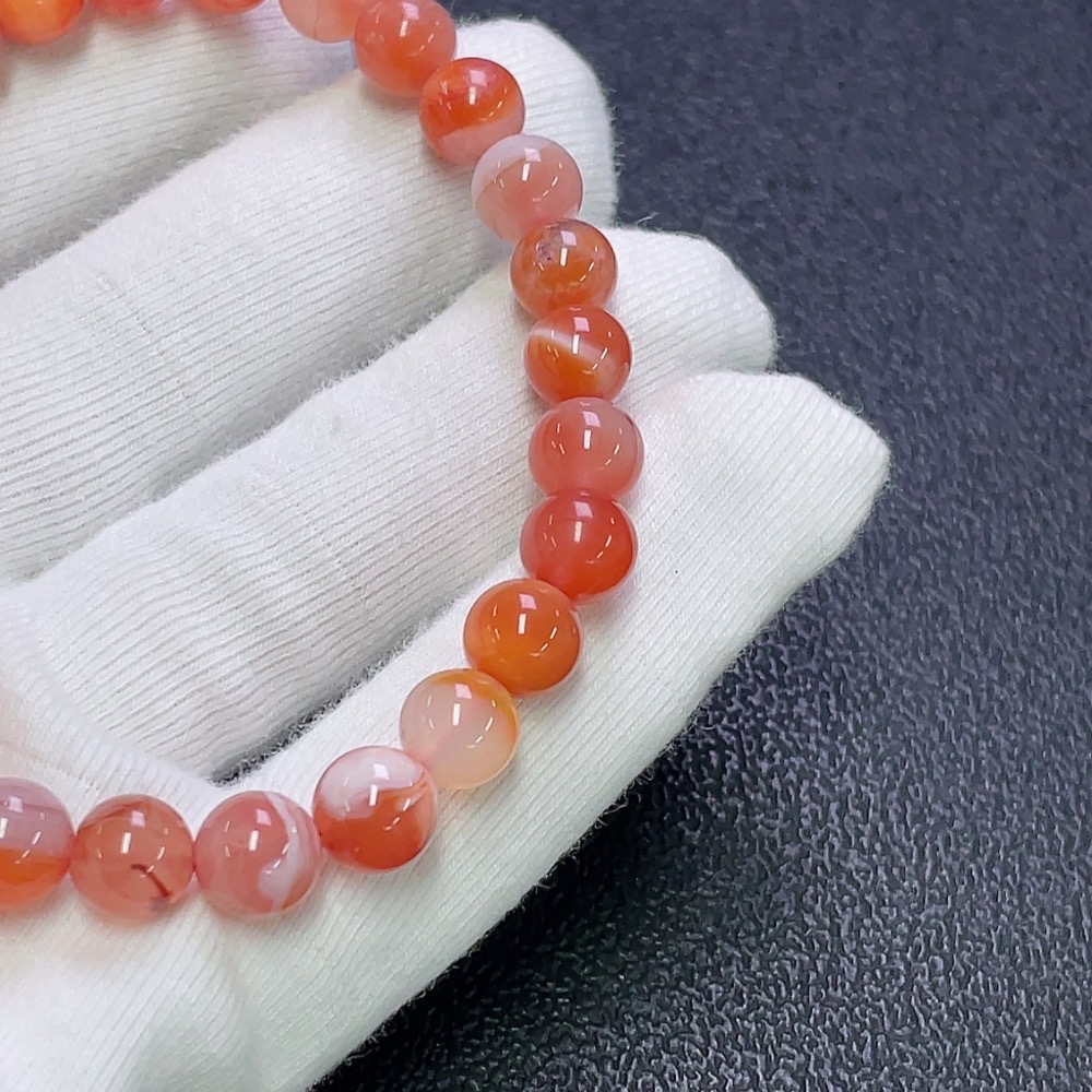 C31618112 South Red Bracelet with Visible Organic Matter, Total Weight Approx. 16.56g, Bead Size About 7.4mm
