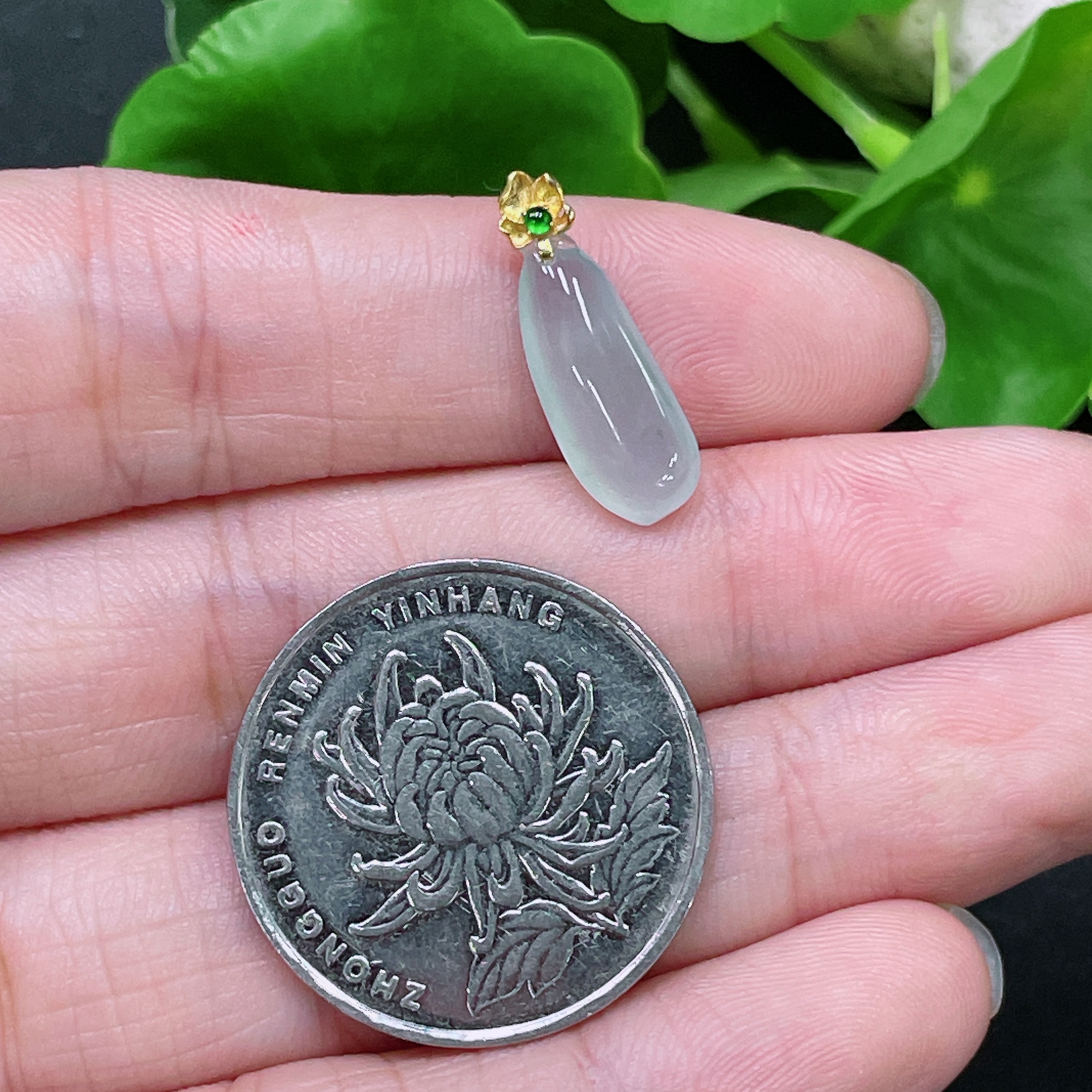 F33943836 Jadeewelry Jadeiteetite Fortunate Melon Pendant with 18K Gold Clasp, Total Weight Approximately 0.7g