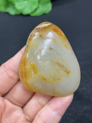 H46531160 和田玉挂件   皮色成因未定 含其他矿物成分   货品总重约（含绳）50.6g