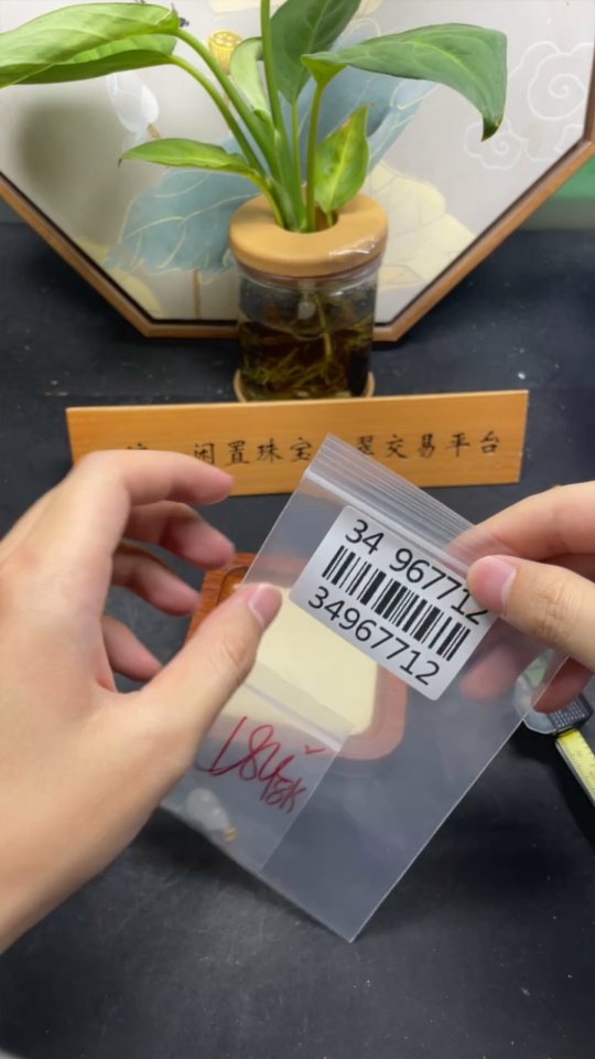 F34967712 Jadeite Gourd Pendant with 18k Gold Clasp, Total Weight Approximately 2g