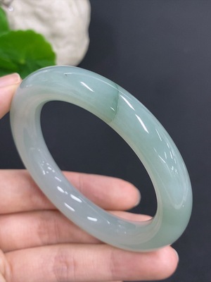 F42967930 翡翠圆条手镯 货品总重量约61.5克 圈口54