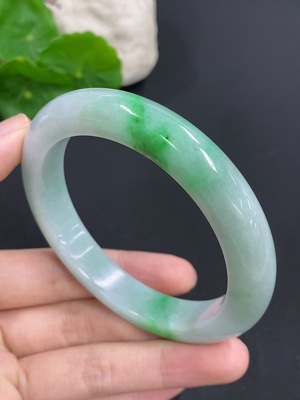 F41933894 翡翠正圈手镯 货品总重量约65.5克 圈口59.2