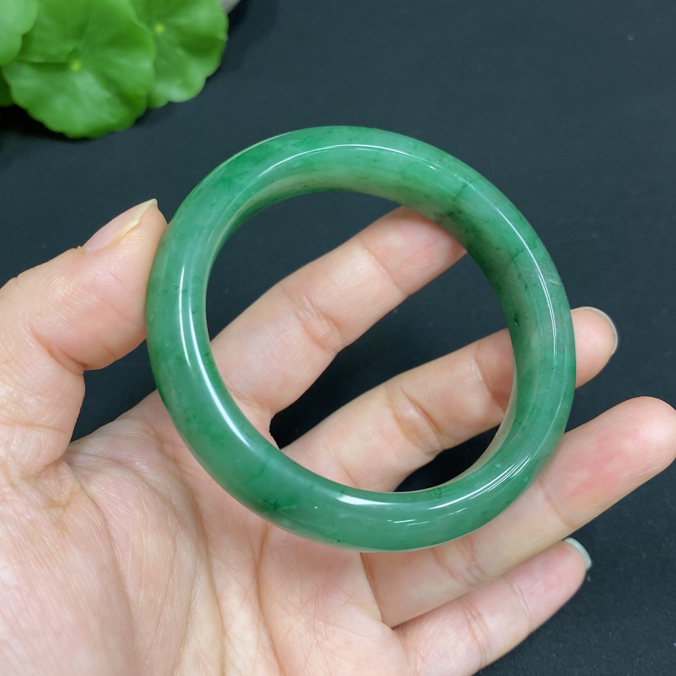 H34015236 African Emerald (Dulong Jade) Round Bracelet