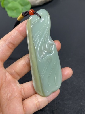 H42954582 和田玉挂件    随形    货品总重约（含绳）23.4g  配珠非和田玉