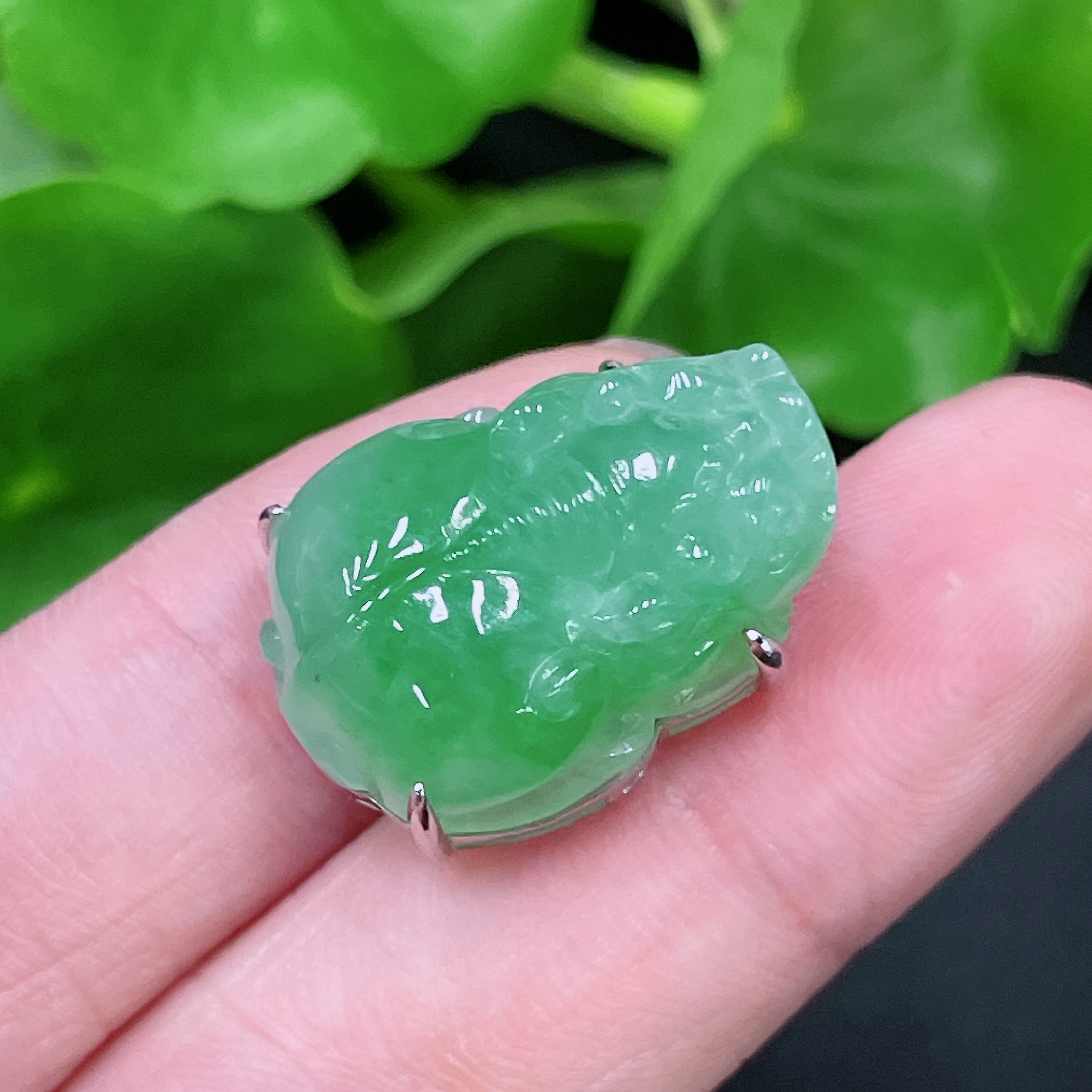 F33944077 Jadeite Pendant with 18K Gold Setting, Total Weight Approx. 5.7g