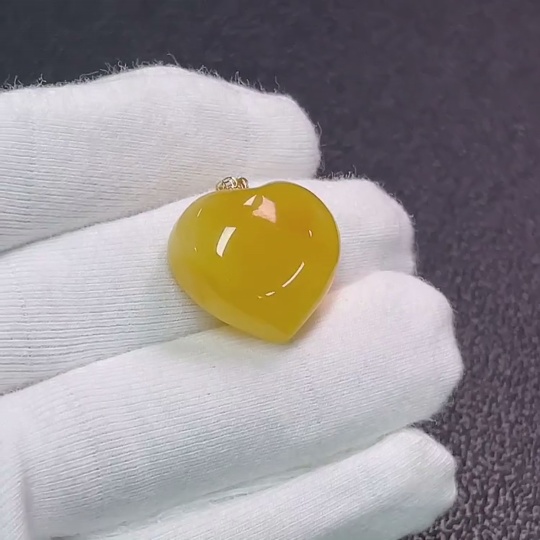 C33852187 18K Amber Pendant, Total Weight Approx. 1.24g