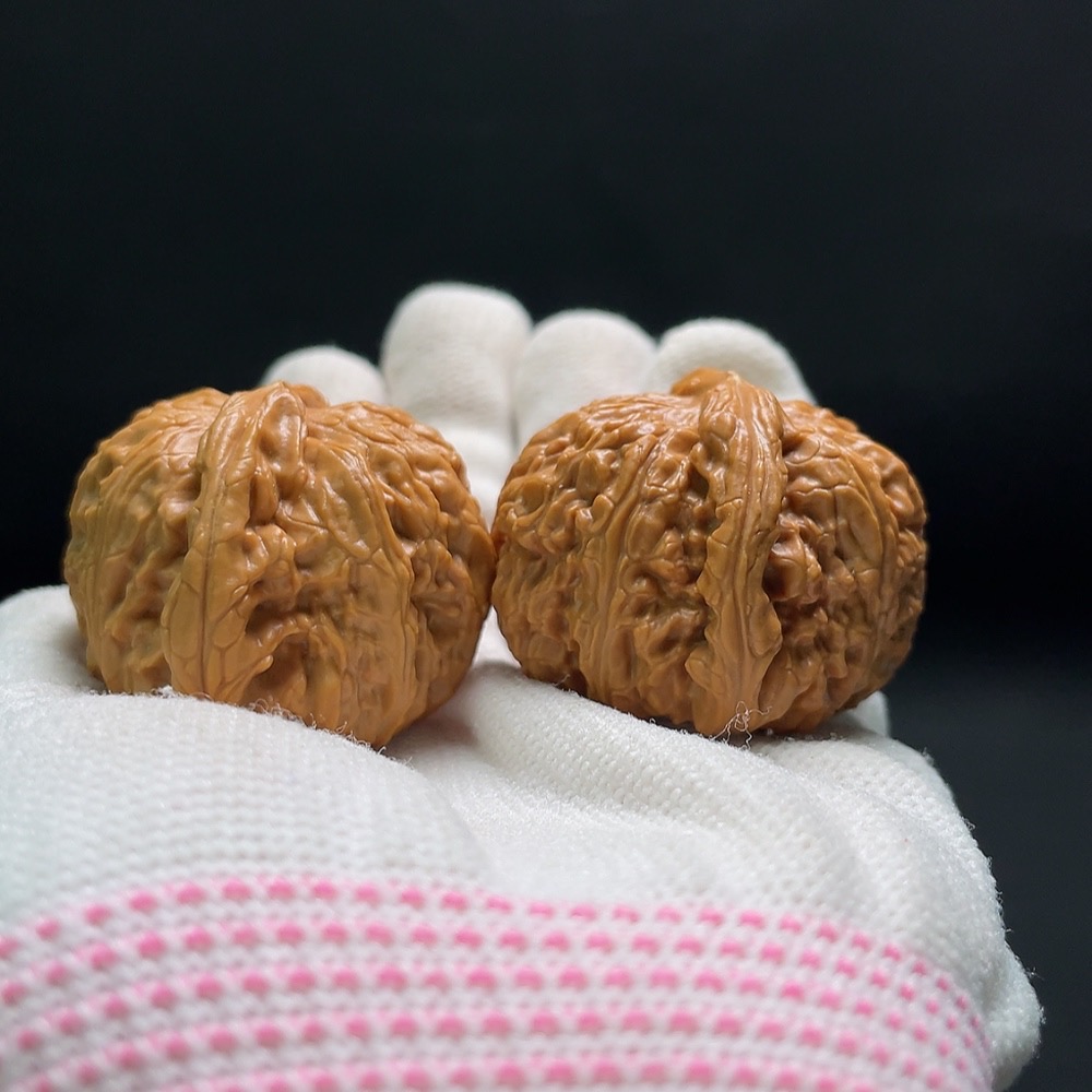 W34993525 Walnut Total weight approx. 33.7g Size approx. 39.3mm