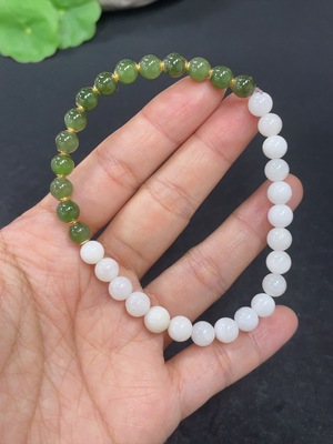 H42954644 和田玉手串 卡5.8mm左右 货品总重约12g 含金量64% 配珠非和田玉（白）