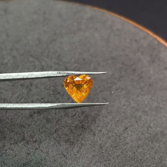 C34038714 Garnet loose stone, total weight approximately 1.885 carats