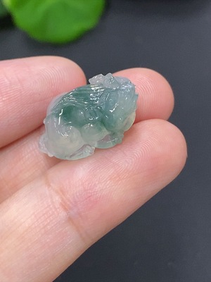 F42971975 翡翠貔貅挂件 货品总重量约3.2克