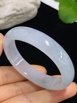 F46564442 翡翠贵妃手镯  货品总重约39.2g  圈口53/45.5