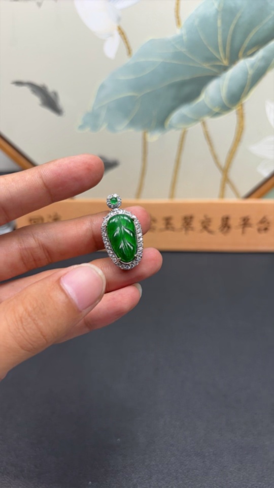 F30471470 Jadeite Leaf Inlaid Pendant Non-Gold Inlaid Total Weight Approximately 5.65g