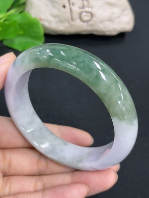 F46515071 翡翠正圈手镯  货品总重约74.1g  圈口58.5