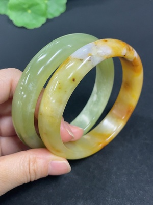 H41872443 岫玉（蛇纹石玉）正圈手镯    圈口62.2/63.2    货品总重约108.9g    含其他矿物成份