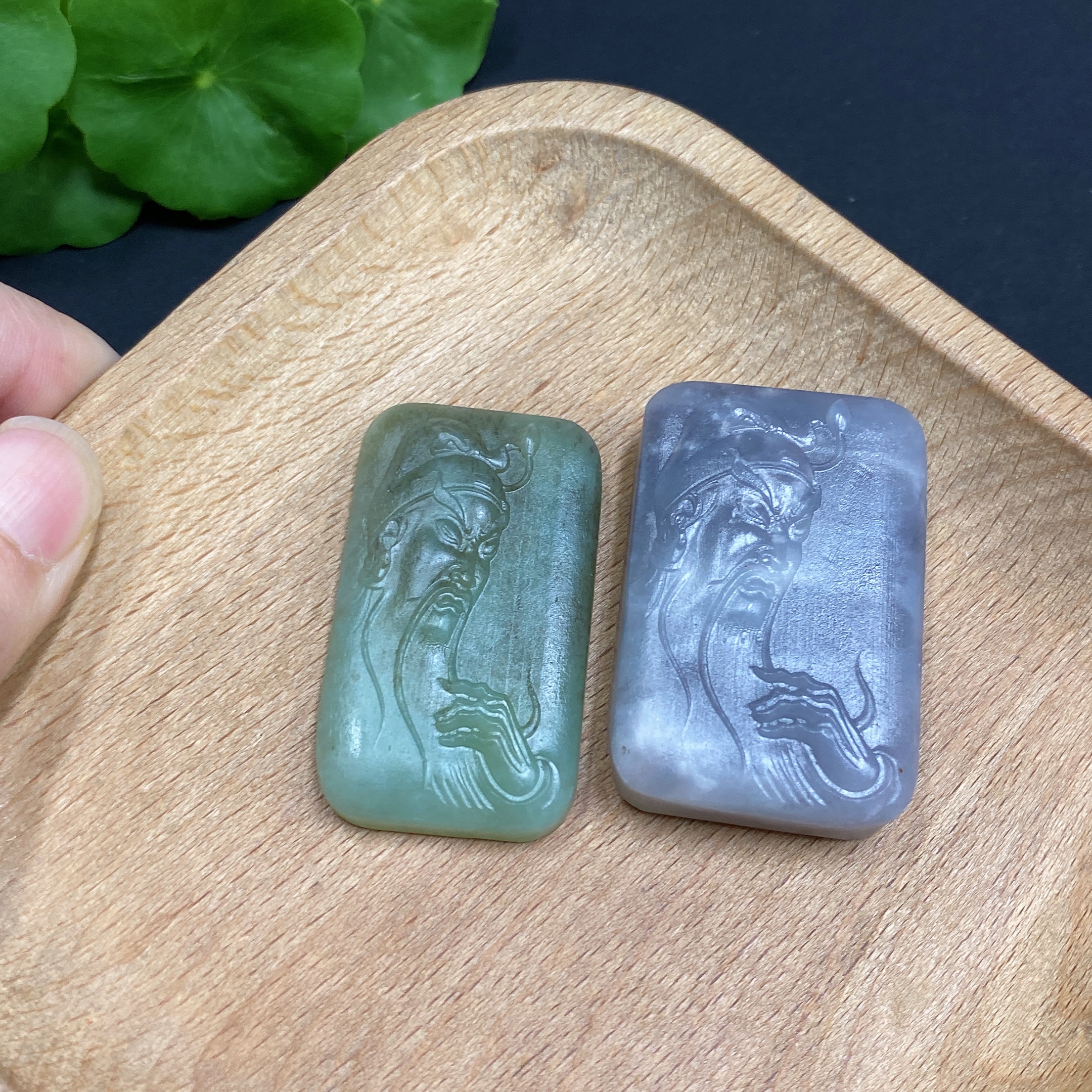 H33938705 Hetian Jade Pendant Guan Gongania玉石的货品名翻译成英文是：Hetian Jade Pendant Guan Gong Total Weight Approx. 67g