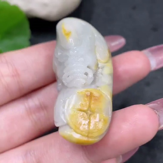 H33944357 Hetian Jade Pendant - Auspicious Beast, undetermined skin color origin, contains other mineral components, total weight approx. 31.6g