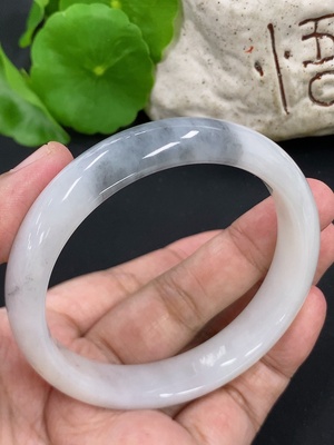 F46598643 翡翠正圈手镯  货品总重约46.1g  圈口55.5