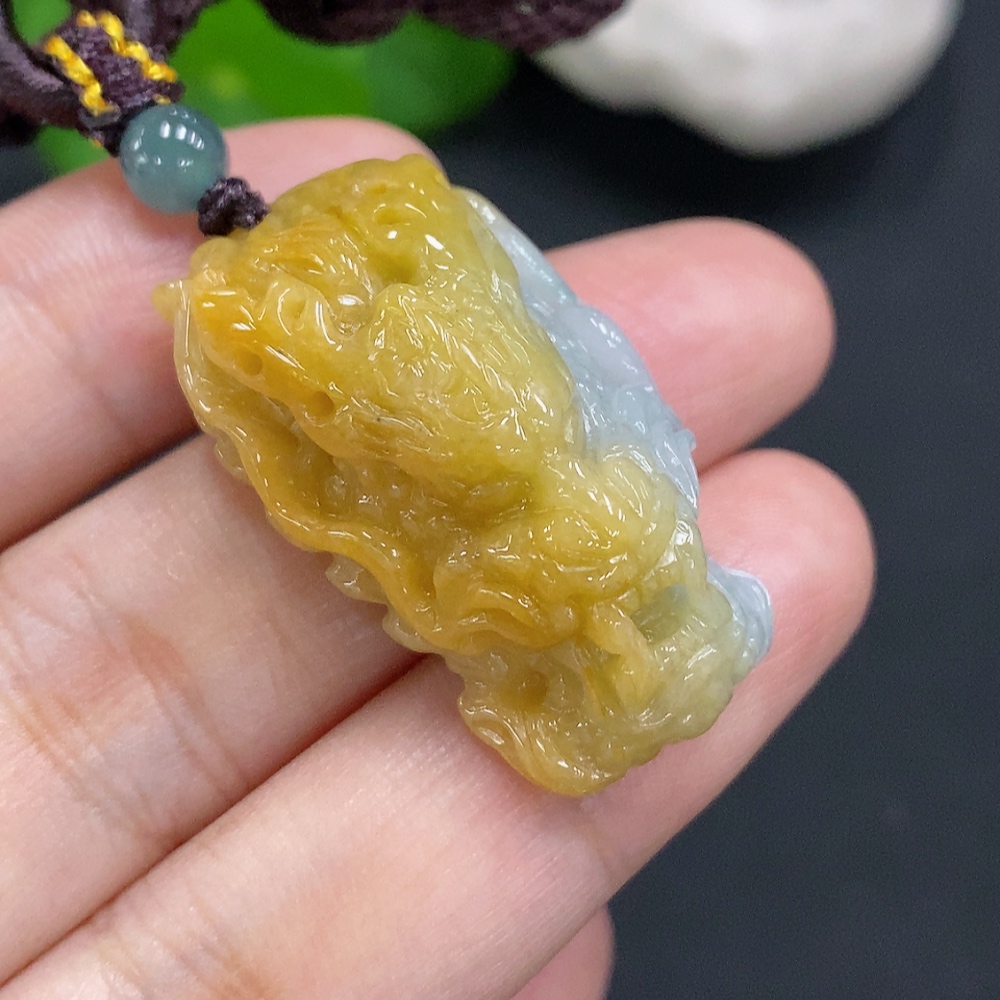 F30528707 Jadeitedragon head pendant with cord, total weight approx. 15.8g (Color origin undetermined)