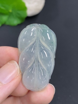 F42967990 翡翠叶子挂件 货品总重量约7.7克