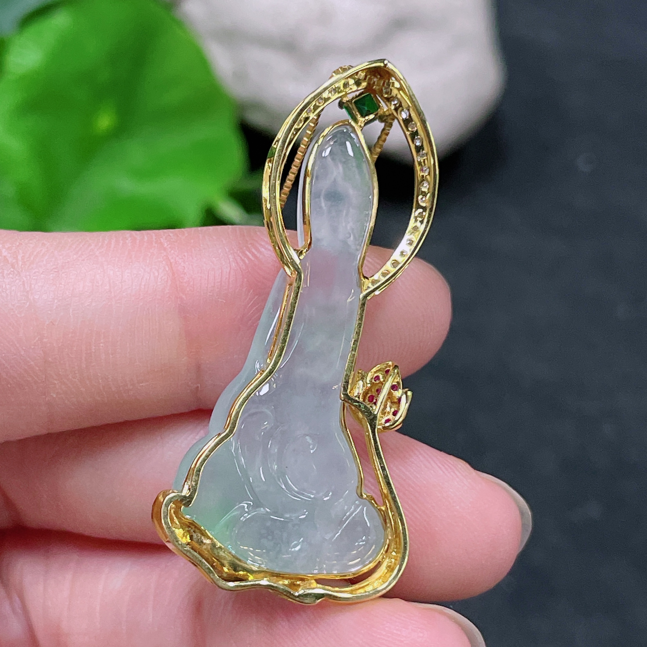 F33839447 Jadeite Guanyin Inlaid Pendant with 18K Gold and Diamond Accents, Colorless, Total Weight Including Chain Approximately 7.2g