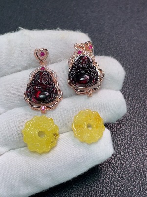 C34038393 Amber Beeswax Pendant Non-Gold Colorless Film Coated Total Weight Approx. 7.93g Sell as a Lot