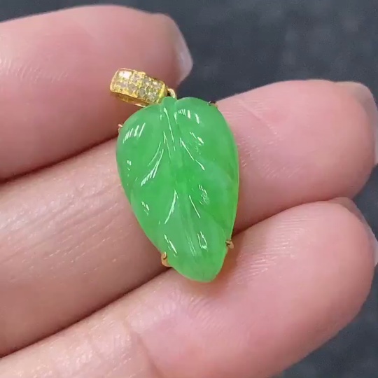 F34030649 Jadeite Leaf Pendant with 18K Gold and Diamond Accents, Total Weight Approx. 1.69g