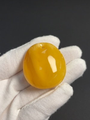 C46541571 琥珀蜜蜡挂件  货品总重约13.57克  局部可见修补