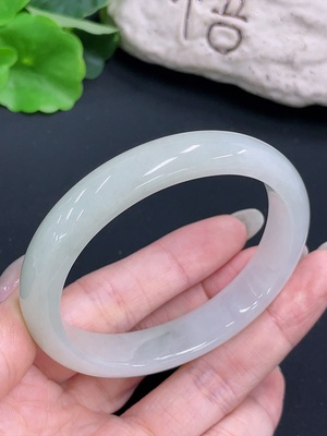 F42970664 翡翠贵妃手镯 货品总重约46.2g  圈口57.8/52