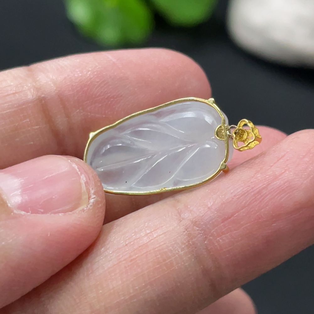 F33909665 Jadeite Leaf Inlaid Pendant 18K Gold Setting Total Weight Approx. 1.29g