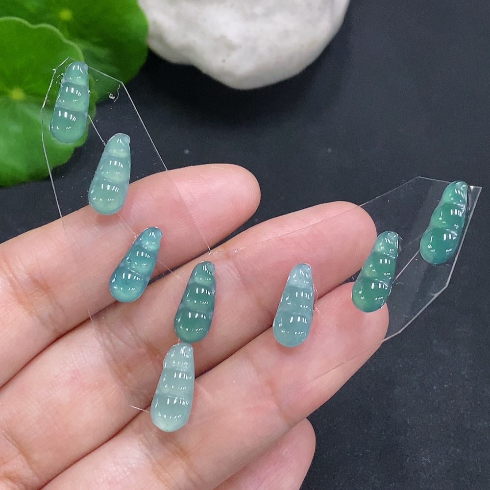 F29316614 Jadeite Lucky Bean Inlaid Pieces Sell as a Lot