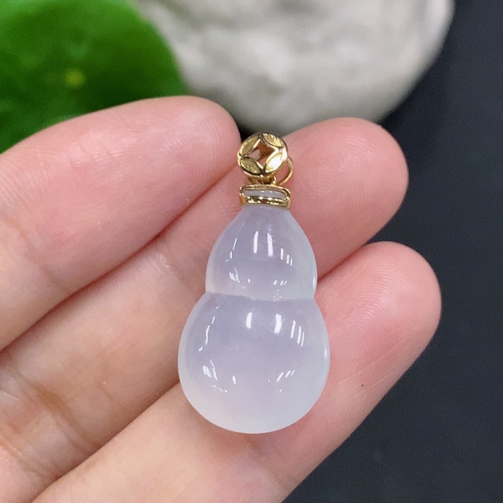 F33905930 Jadeite Gourd Pendant with 18k Gold Clasp, Total Weight Approximately 3.3g