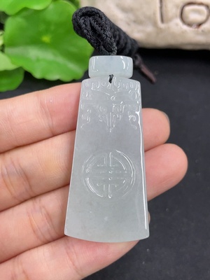 F46571083 翡翠挂件         货品总重约26.5g