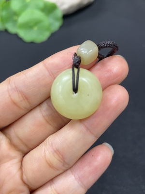 H41908870 岫玉（蛇纹石玉）挂件   平安扣   货品总重约（含绳）9.3g  配珠非岫玉