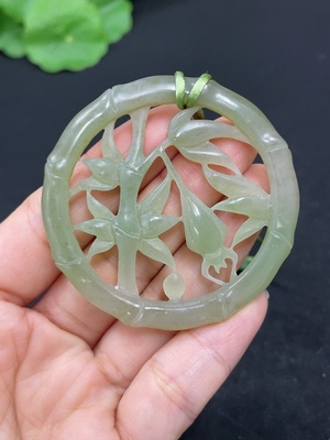 H46488563 和田玉挂件    竹节    非金   货品总重约（含绳）25.5g      配珠非和田玉