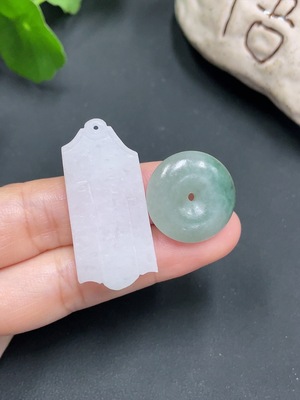 F21388343 翡翠毛货挂件  一手走