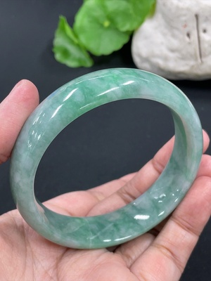F42973172 翡翠正圈手镯 货品总重约66.15g 58.4圈口