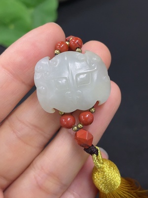 H46558831 和田玉挂件   仿古件   非金   货品总重约（含绳）15.3g    配珠非和田玉