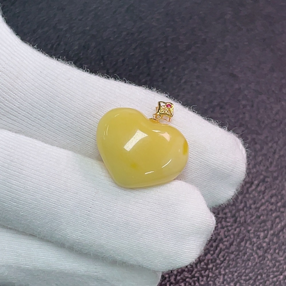 C33852187 18K Amber Pendant, Total Weight Approx. 1.24g